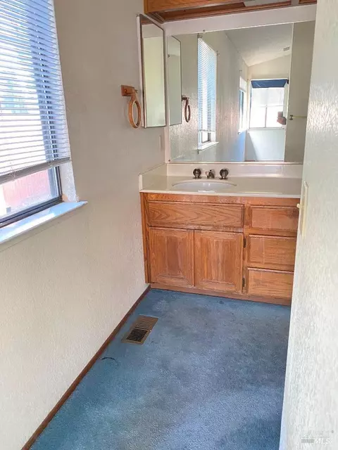 Bath - 642 Hawk Dr, Vacaville, CA 95687 photo 3 of 6
