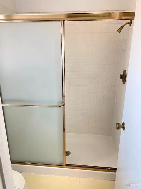 Bath - 642 Hawk Dr, Vacaville, CA 95687 photo 6 of 6