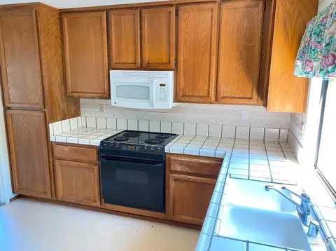 Kitchen - 642 Hawk Dr, Vacaville, CA 95687 photo 5 of 5