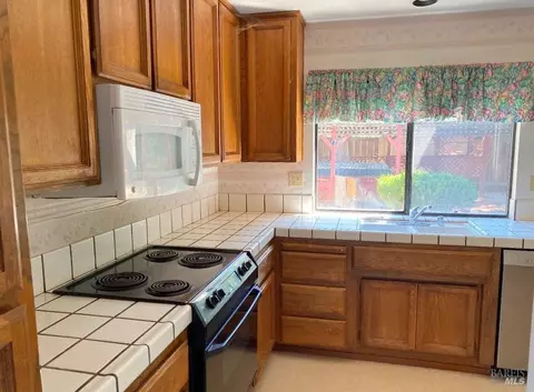 Kitchen - 642 Hawk Dr, Vacaville, CA 95687 photo 4 of 5