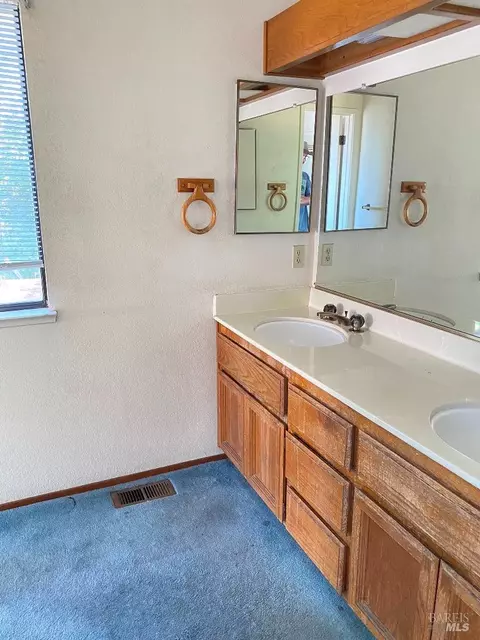 Bath - 642 Hawk Dr, Vacaville, CA 95687 photo 5 of 6