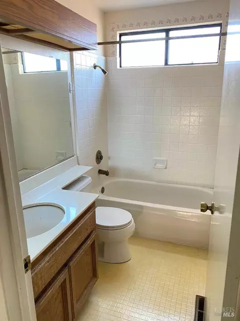 Bath - 642 Hawk Dr, Vacaville, CA 95687 photo 2 of 6