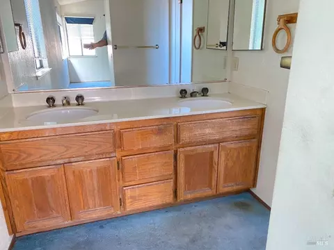 Bath - 642 Hawk Dr, Vacaville, CA 95687 photo 4 of 6