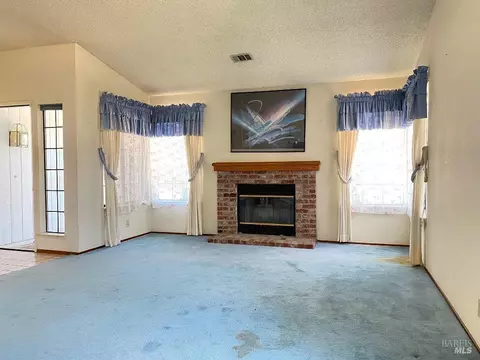 Living - 642 Hawk Dr, Vacaville, CA 95687 photo 3 of 10