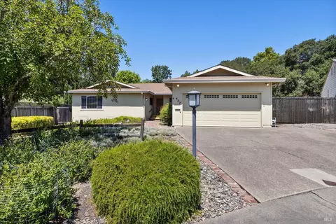 427 Candlelight Dr, Santa Rosa, CA 95403