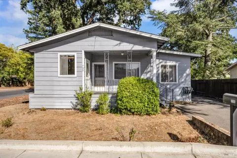 735 Hunt Ave, Saint Helena, CA 94574