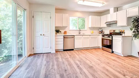 8516 Shadetree Dr, Windsor, CA 95492 photo 4