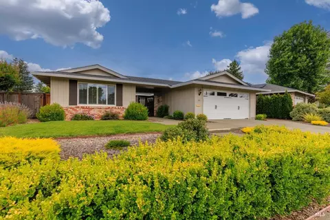 121 Valley Oaks Dr, Santa Rosa, CA 95409