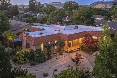 4040 Shadowhill Dr, Santa Rosa, CA 95404