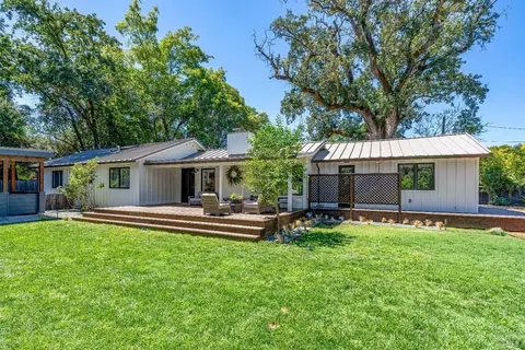 270 Pratt Ave, Saint Helena, CA 94574