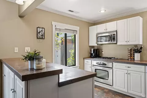 219 W Gobbi St, Ukiah, CA 95482 photo 2