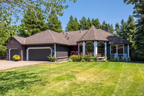 471 Countryside Cir, Santa Rosa, CA 95401
