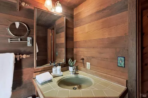 Bath - 21 Dover Rd, Inverness, CA 94937 photo 2 of 5