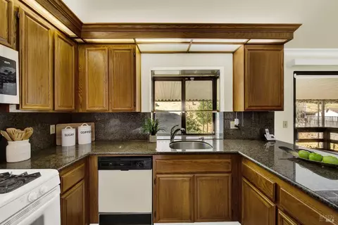 Kitchen - 837 N Regatta Dr, Vallejo, CA 94591 photo 6 of 11
