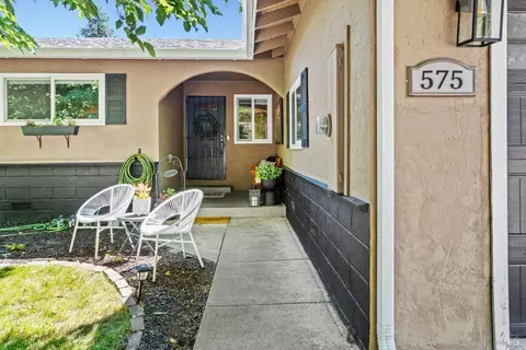 575 Oak Manor Dr, Ukiah, CA 95482