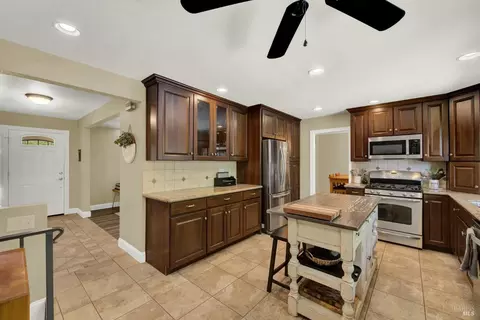 Kitchen - 819 Corte Malaga Ct, Vacaville, CA 95688 photo 3 of 10