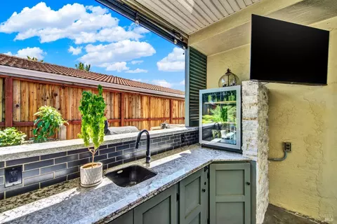 Kitchen - 819 Corte Malaga Ct, Vacaville, CA 95688 photo 10 of 10