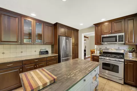 Kitchen - 819 Corte Malaga Ct, Vacaville, CA 95688 photo 4 of 10