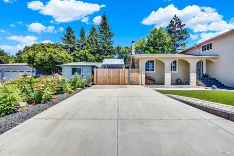 Exterior - 819 Corte Malaga Ct, Vacaville, CA 95688 photo 6 of 16