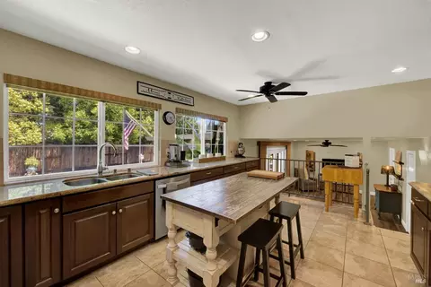 Kitchen - 819 Corte Malaga Ct, Vacaville, CA 95688 photo 6 of 10