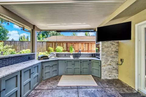 Kitchen - 819 Corte Malaga Ct, Vacaville, CA 95688 photo 8 of 10