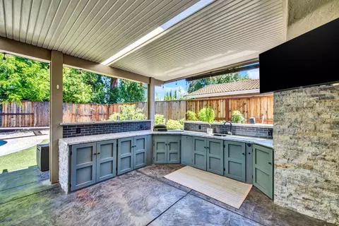 Kitchen - 819 Corte Malaga Ct, Vacaville, CA 95688 photo 9 of 10