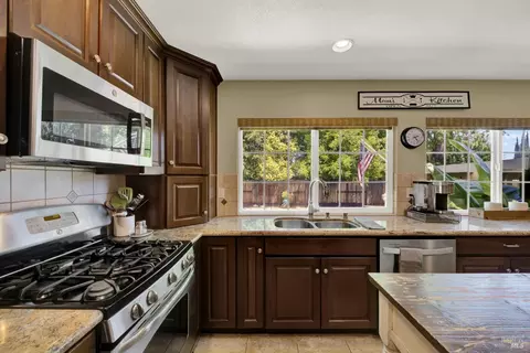 Kitchen - 819 Corte Malaga Ct, Vacaville, CA 95688 photo 5 of 10