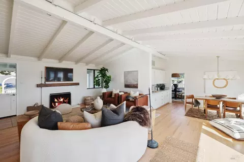 Living - 696 Hilary Dr, Tiburon, CA 94920 photo 5 of 8