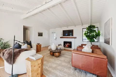 Living - 696 Hilary Dr, Tiburon, CA 94920 photo 4 of 8