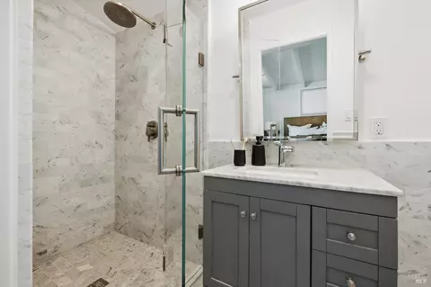 Bath - 696 Hilary Dr, Tiburon, CA 94920 photo 2 of 3