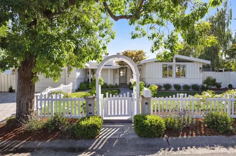 Exterior - 696 Hilary Dr, Tiburon, CA 94920 photo 11 of 33