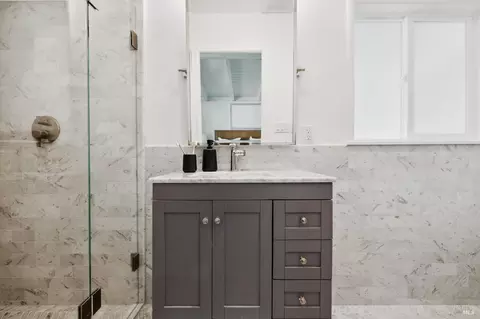Bath - 696 Hilary Dr, Tiburon, CA 94920 photo 1 of 3