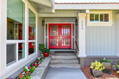 233 Saint Andrews Dr, Napa, CA 94558