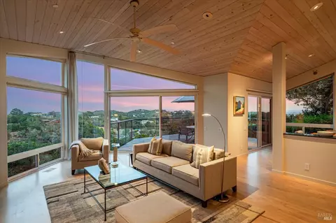19 Hampton Ln, Novato, CA 94945