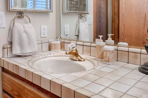 Bath - 8966 Cypress Ave, Cotati, CA 94931 photo 7 of 8
