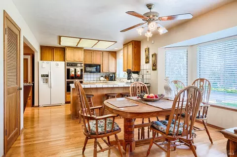 Dining - 8966 Cypress Ave, Cotati, CA 94931 photo 3 of 4