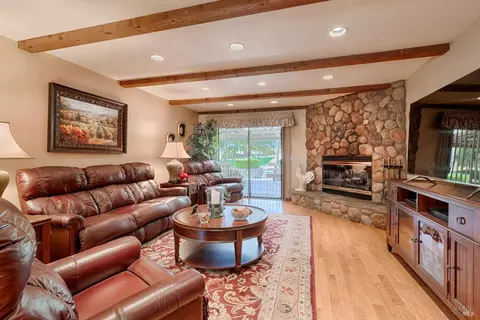 Living - 8966 Cypress Ave, Cotati, CA 94931 photo 3 of 5
