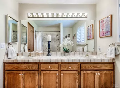 Bath - 8966 Cypress Ave, Cotati, CA 94931 photo 6 of 8