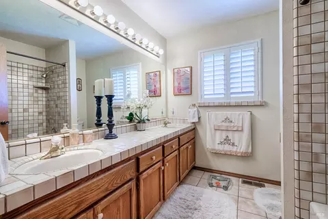 Bath - 8966 Cypress Ave, Cotati, CA 94931 photo 5 of 8