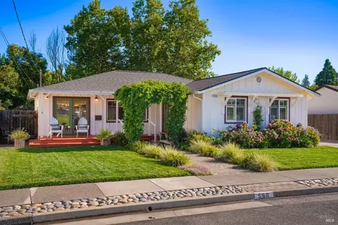 560 Sanns Ln, Healdsburg, CA 95448