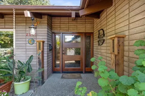 2081 Olive St, Saint Helena, CA 94574
