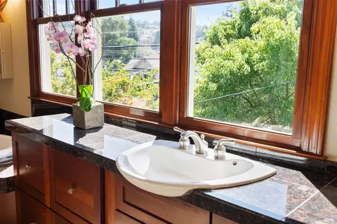 Bath - 913 B St, Petaluma, CA 94952 photo 10 of 11