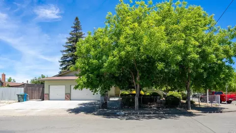 1619 Clover Dr, Santa Rosa, CA 95401