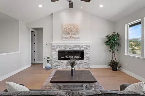 Living - 2408 Celestin Ct, Ukiah, CA 95482 photo 2 of 4