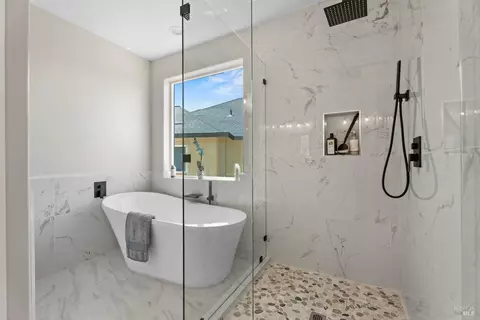 Bath - 2408 Celestin Ct, Ukiah, CA 95482 photo 4 of 7