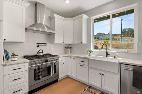 Kitchen - 2408 Celestin Ct, Ukiah, CA 95482 photo 6 of 7