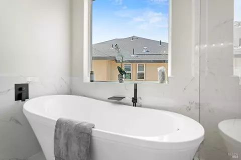 Bath - 2408 Celestin Ct, Ukiah, CA 95482 photo 5 of 7