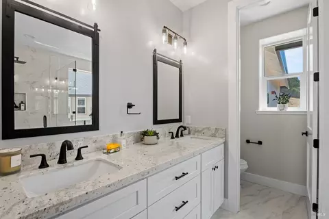 Bath - 2408 Celestin Ct, Ukiah, CA 95482 photo 2 of 7