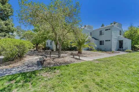 236 Courtyards E, Windsor, CA 95492 photo 2