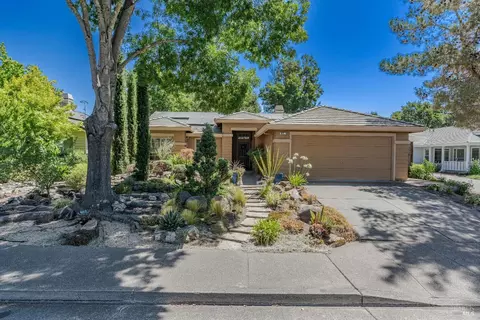 900 Ginkgo Pl, Windsor, CA 95492
